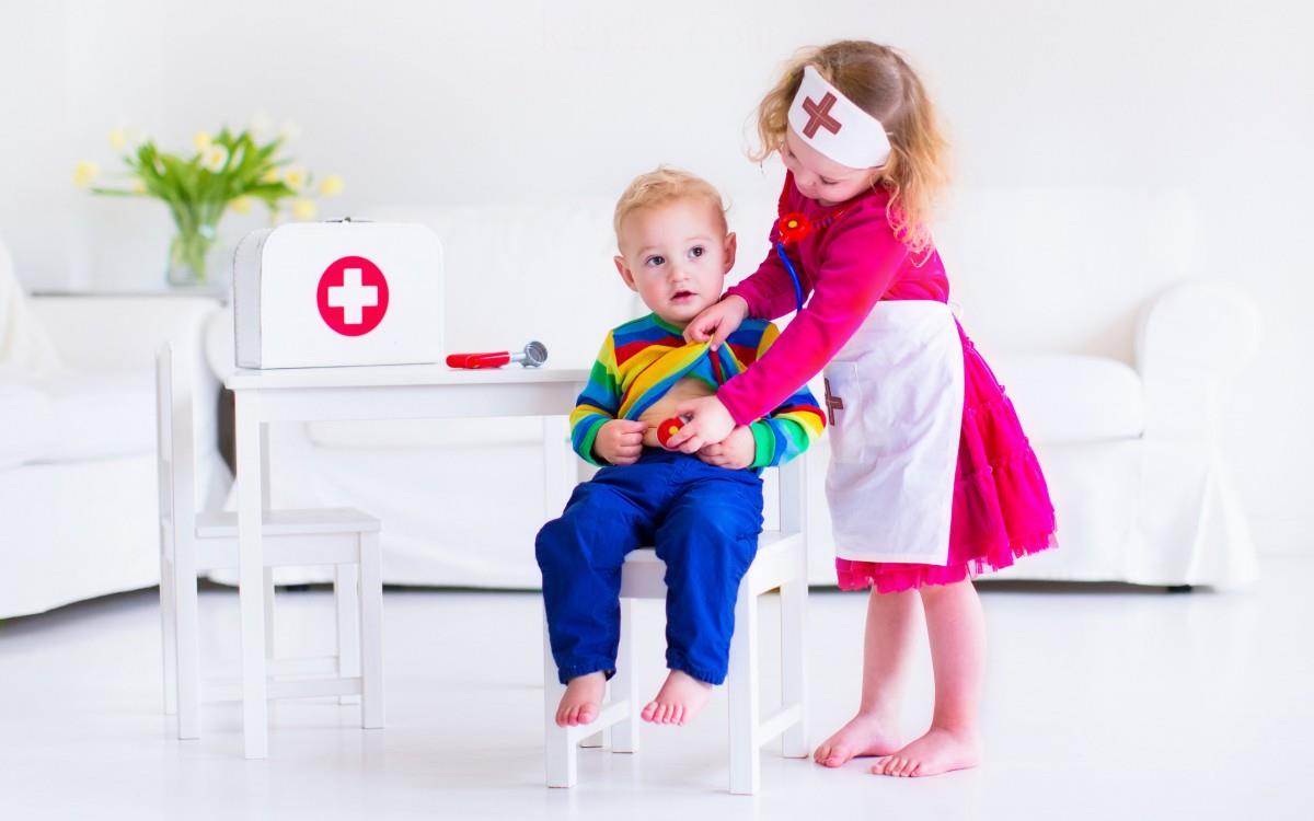 儿童快乐玩耍的图片