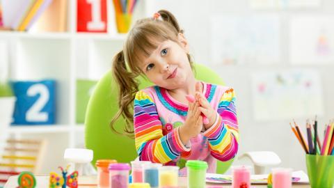 儿童快乐玩耍的图片