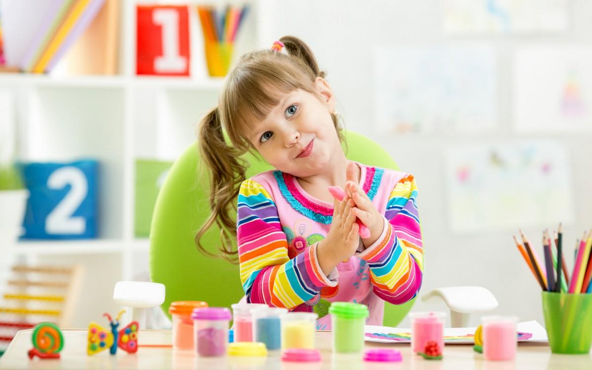 儿童快乐玩耍的图片