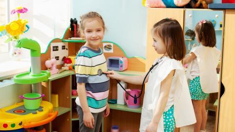 儿童快乐玩耍的图片