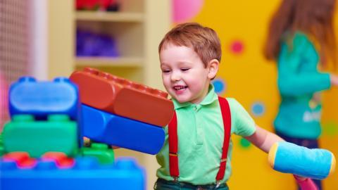 儿童快乐玩耍的图片