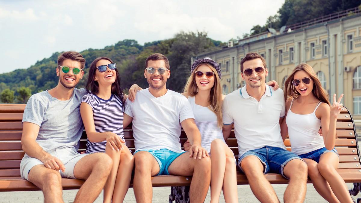 欧美青年男女户外游玩图片