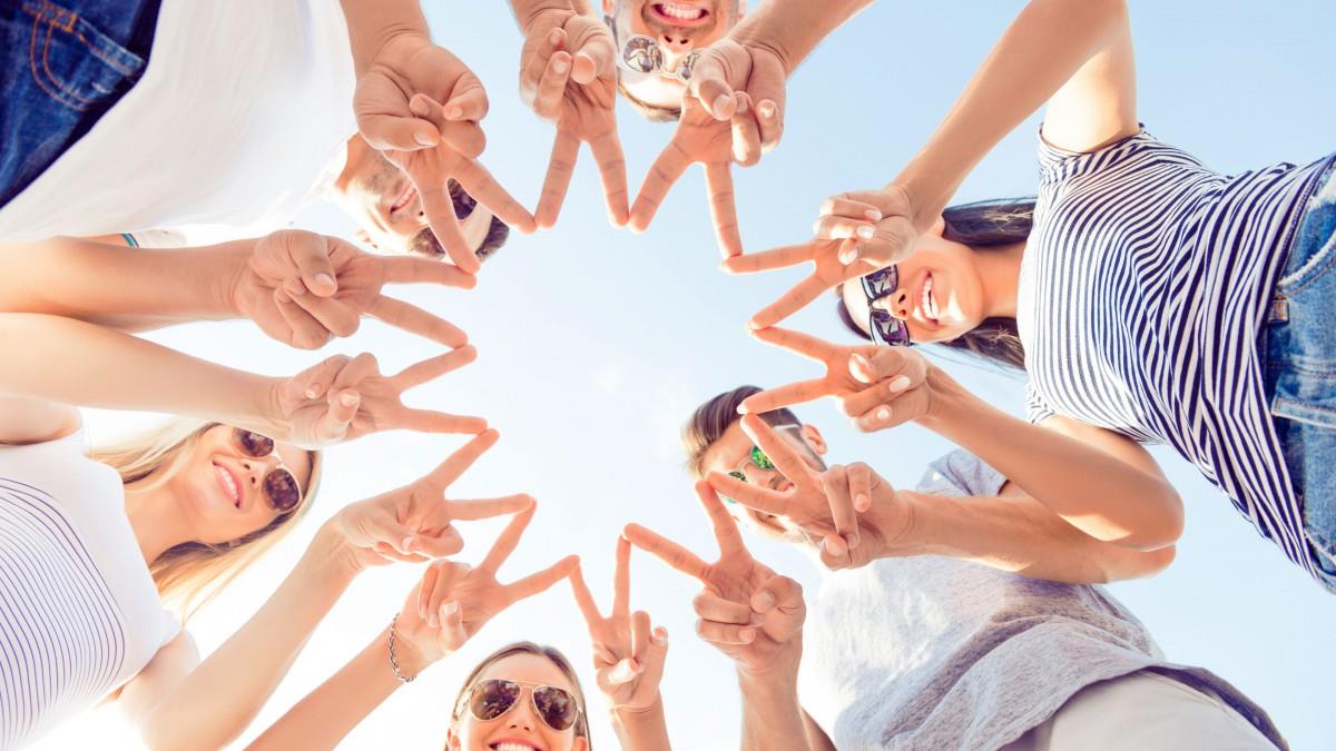 欧美青年男女户外游玩图片