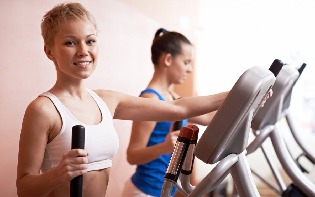 美女跑步机和室外跑步运动图片