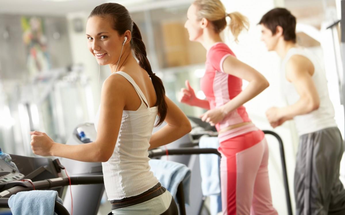 美女跑步机和室外跑步运动图片