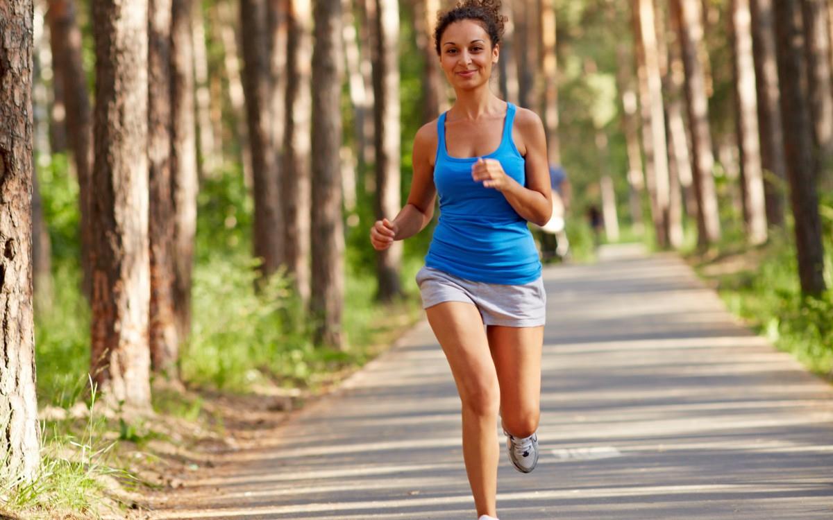 美女跑步机和室外跑步运动图片