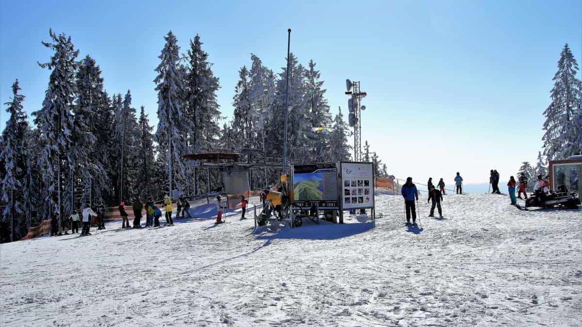 冬季滑雪场滑雪图片