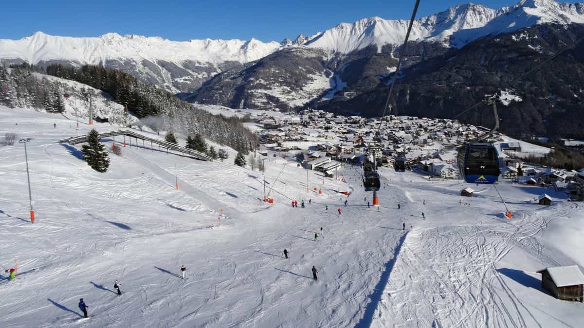 冬季滑雪场滑雪图片