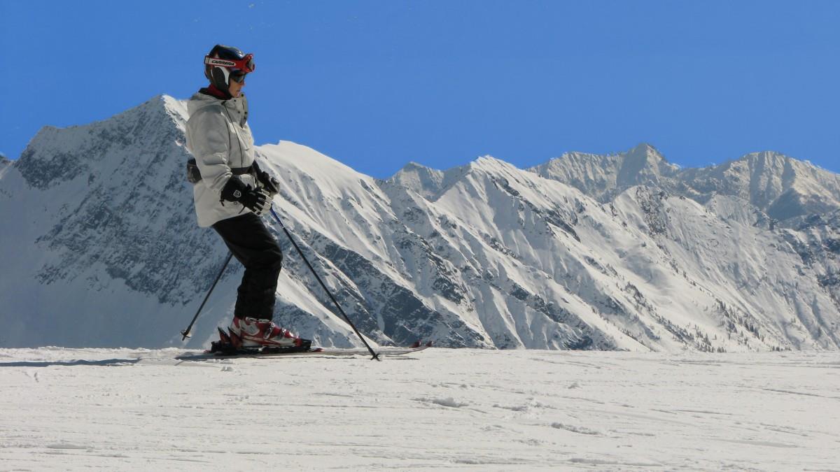 冬季滑雪场滑雪图片
