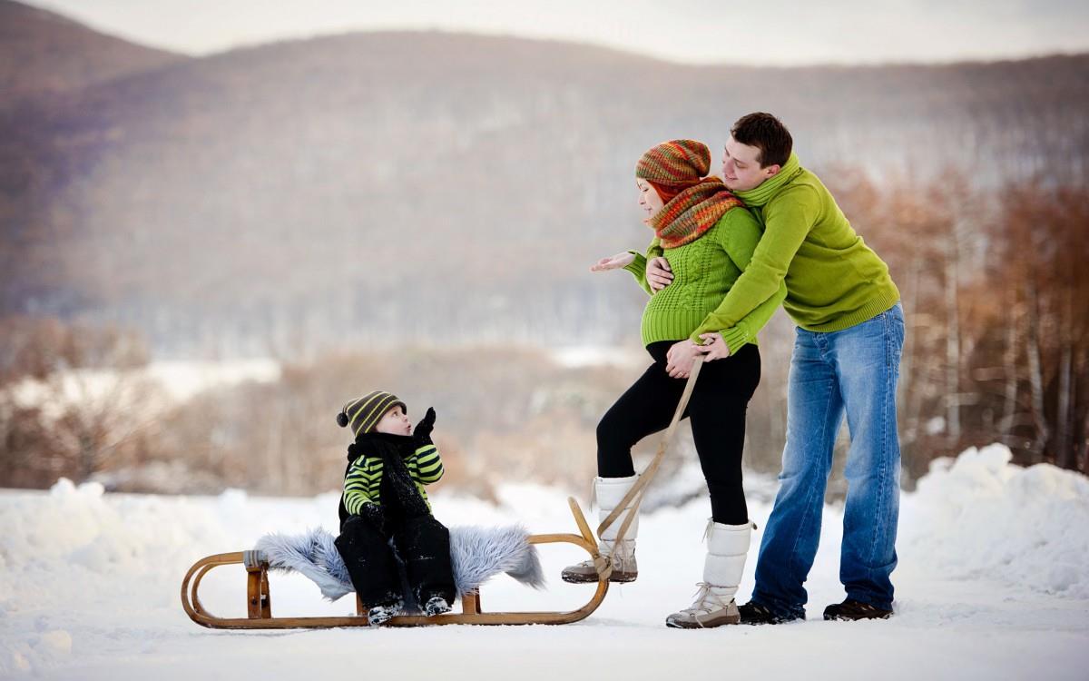 冬季雪地上嬉戏玩耍图片