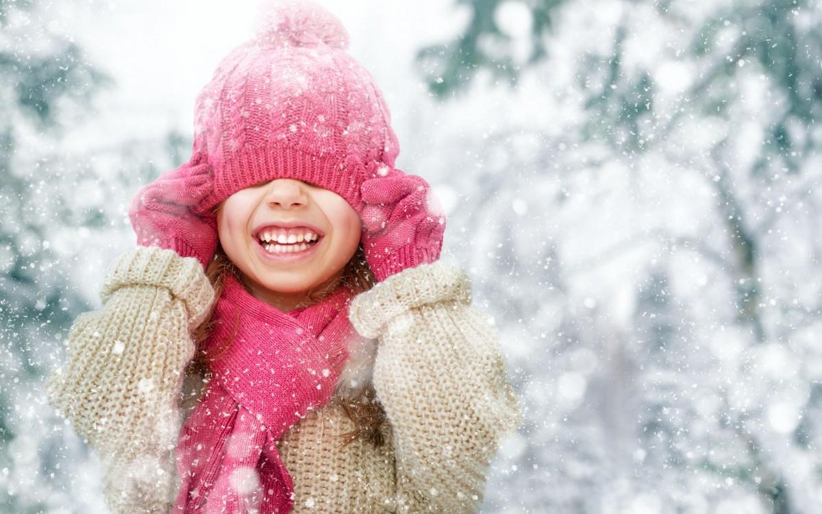 冬季雪地上嬉戏玩耍图片