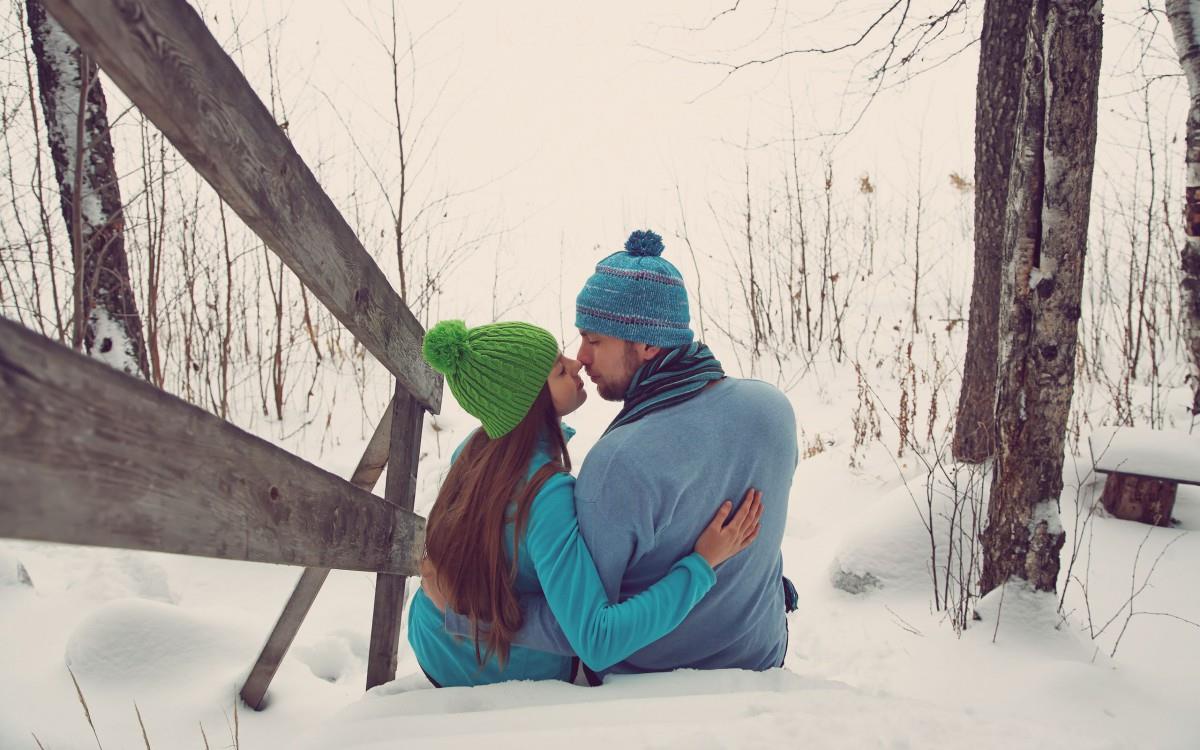 冬季雪地上嬉戏玩耍图片