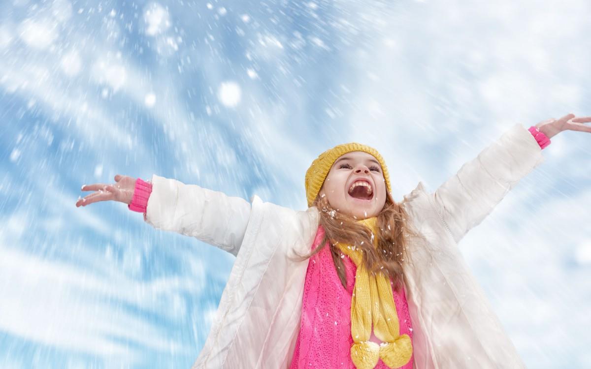 冬季雪地上嬉戏玩耍图片