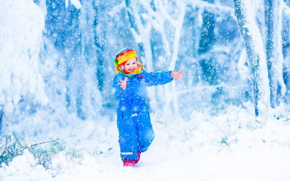 冬季雪地上嬉戏玩耍图片