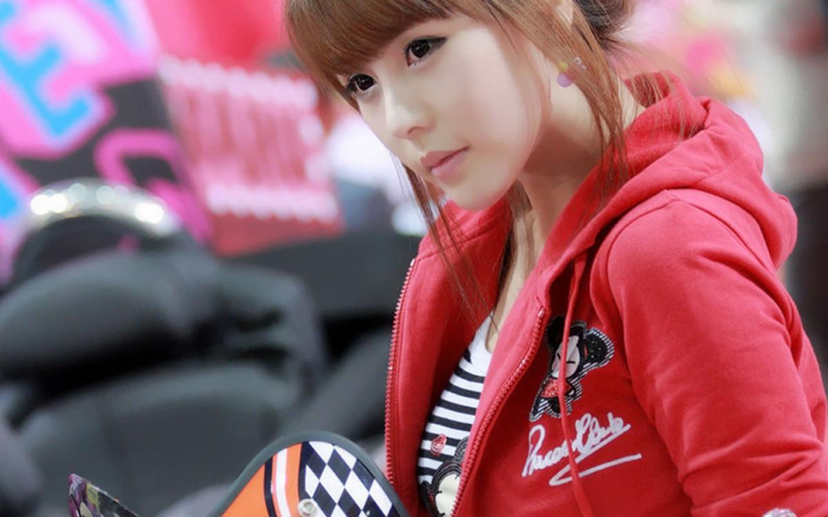 车模美女李智友高清图片