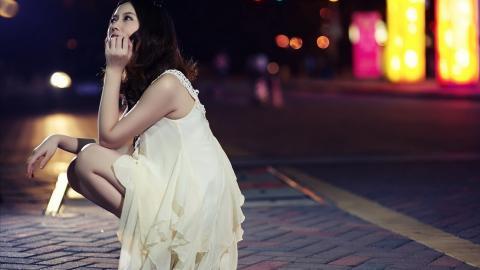 夜色下的美女图片