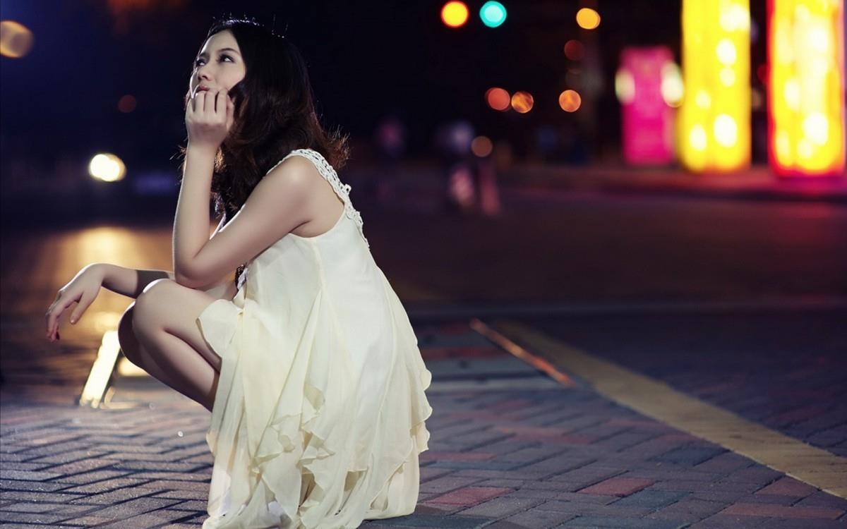 夜色下的美女图片