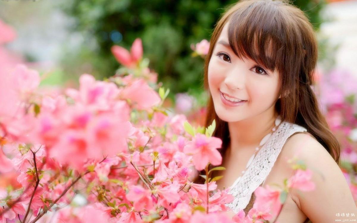 花海中的妩媚清纯女孩黄诗思图片