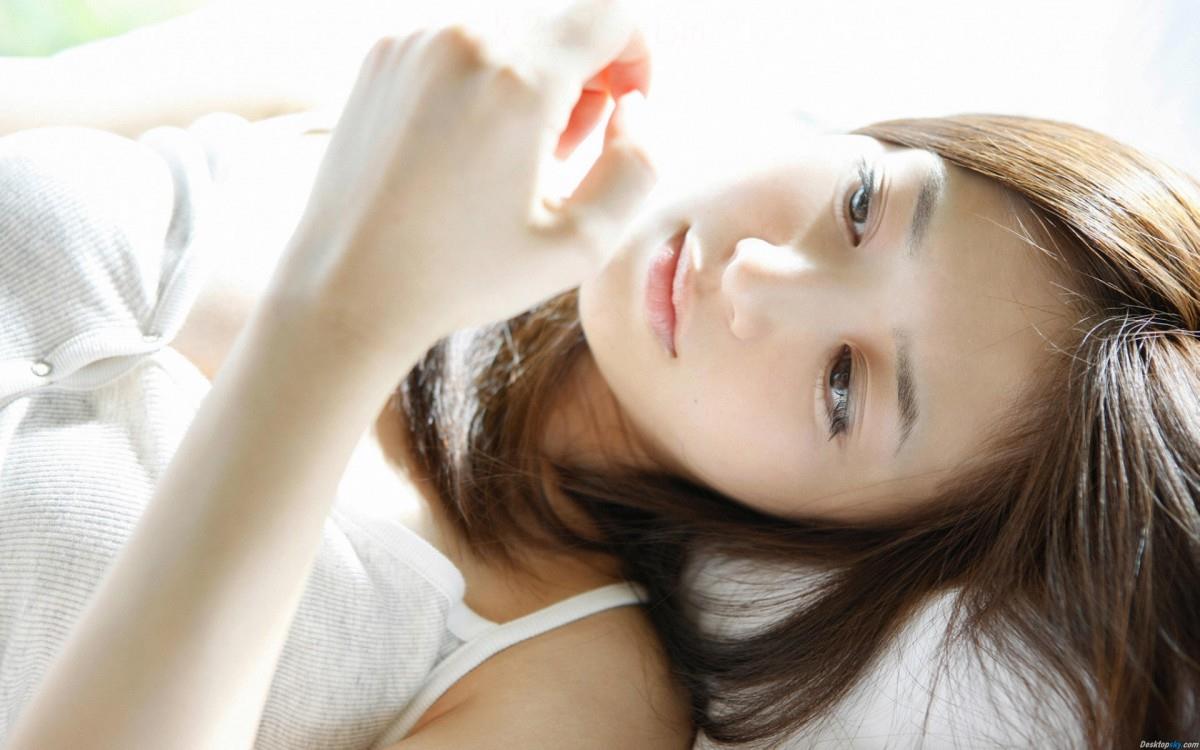 白裙子美女图片