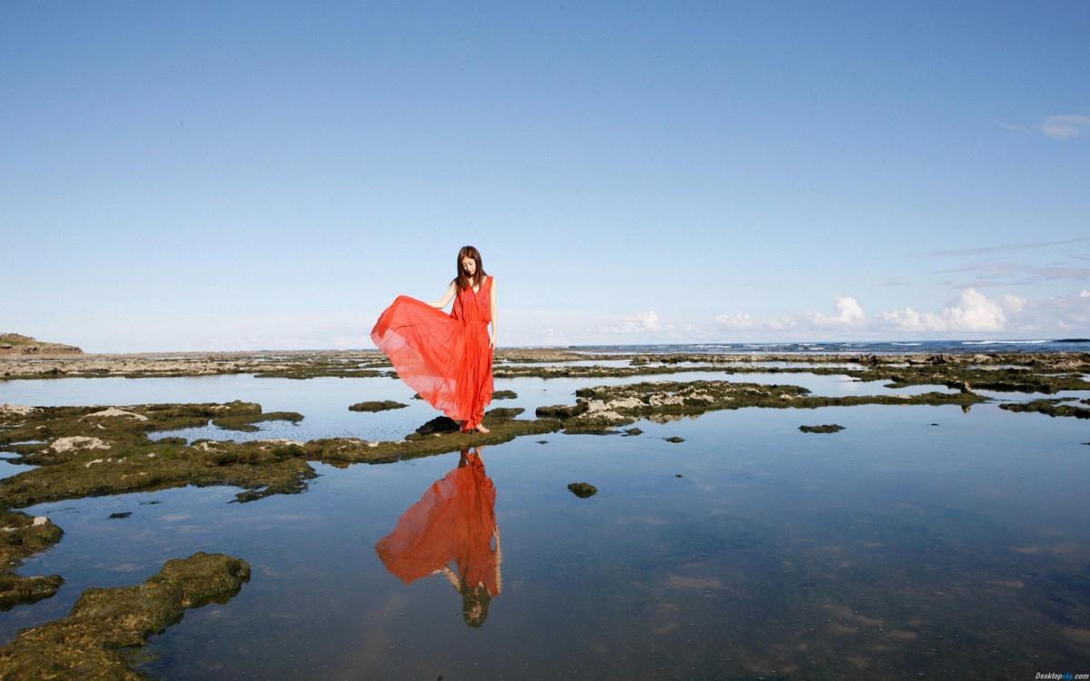 白裙子美女图片