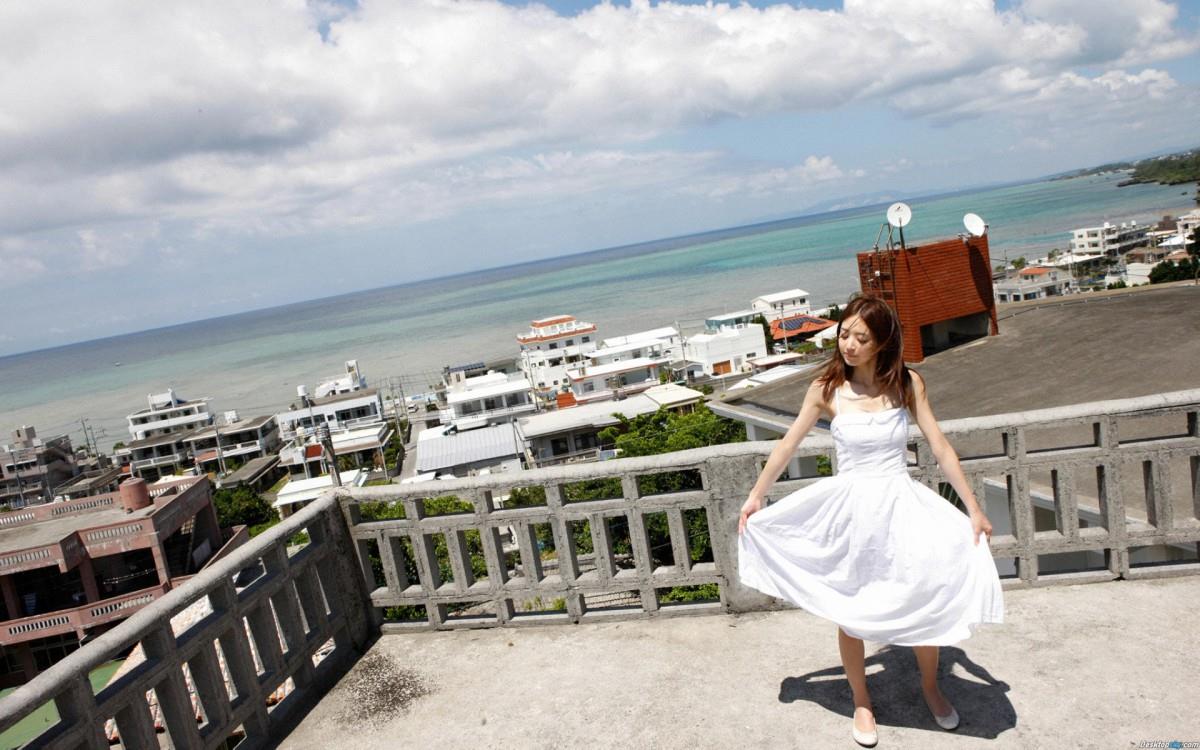 白裙子美女图片