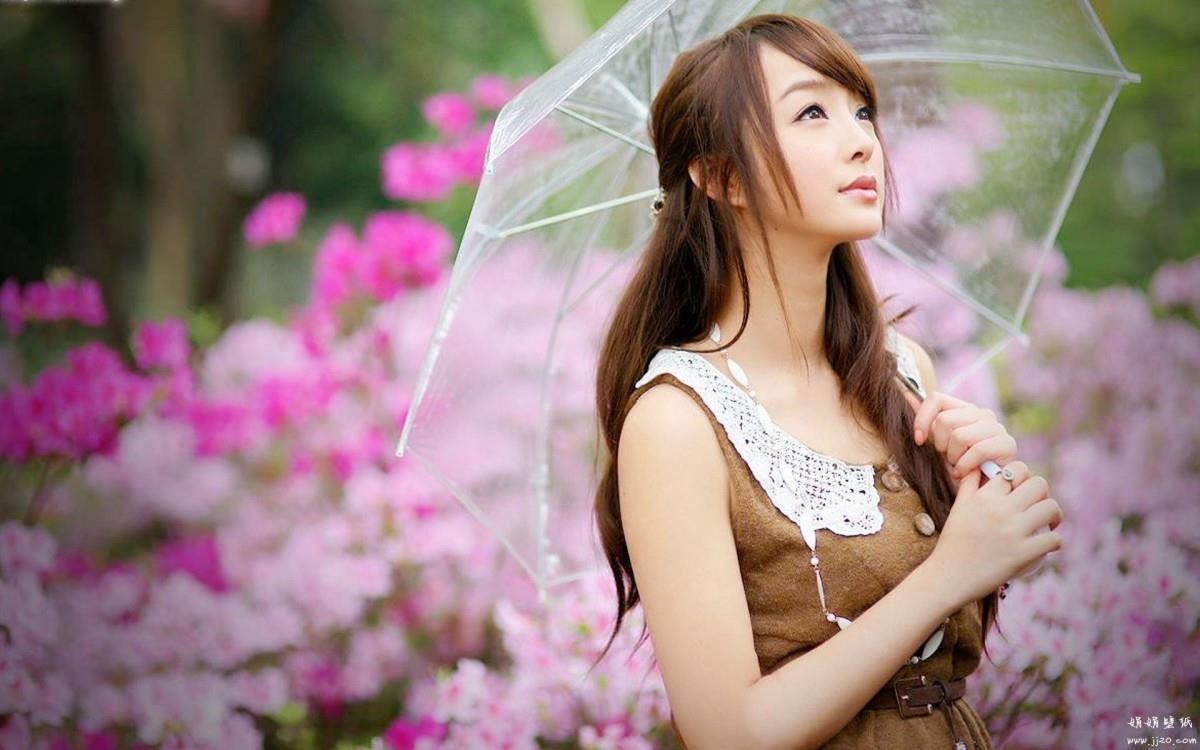 花海中的妩媚清纯女孩黄诗思图片