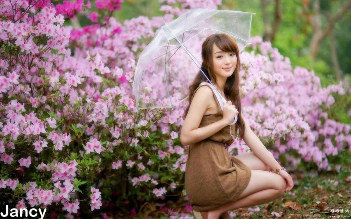 花海中的妩媚清纯女孩黄诗思图片