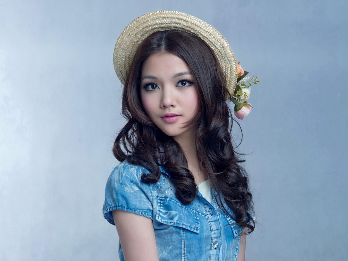 大眼美丽女孩图片