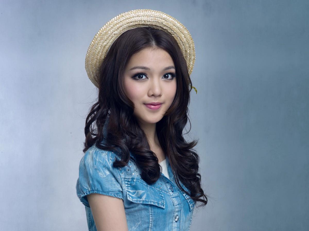 大眼美丽女孩图片