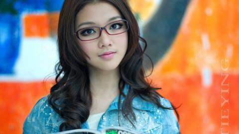 大眼美丽女孩图片