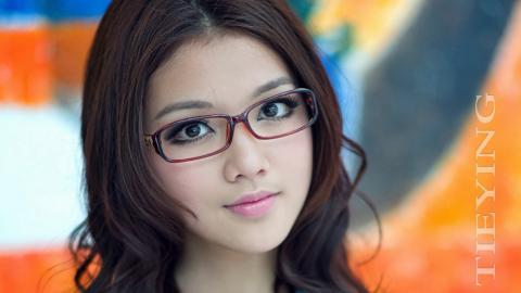 大眼美丽女孩图片