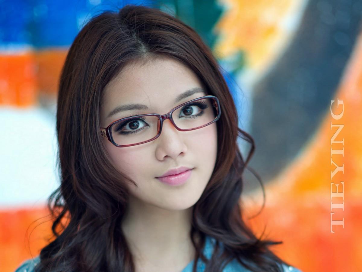 大眼美丽女孩图片