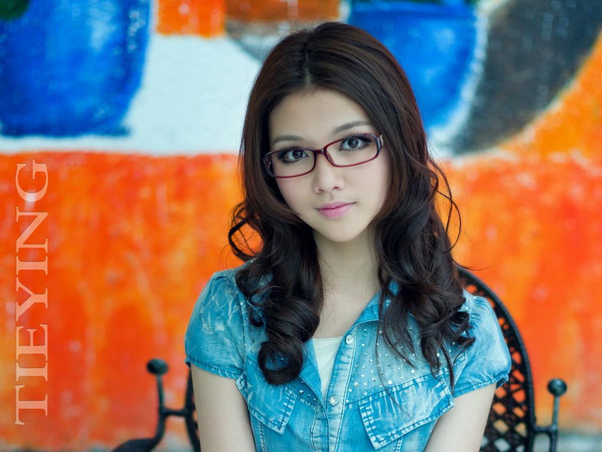 大眼美丽女孩图片