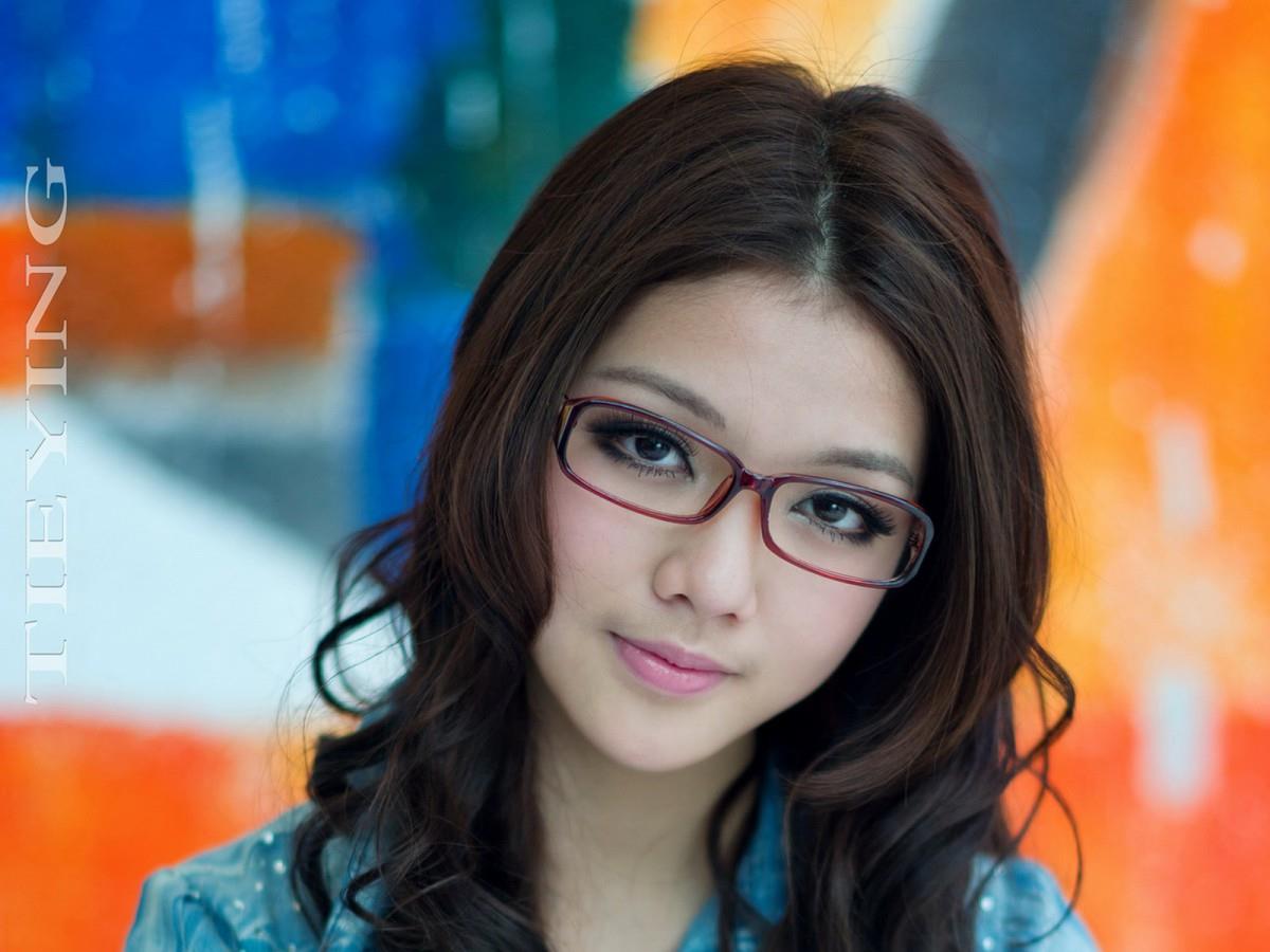 大眼美丽女孩图片