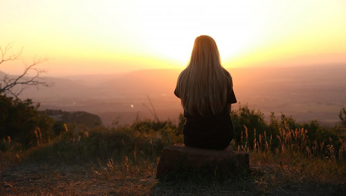 夕阳下的美女身影图片