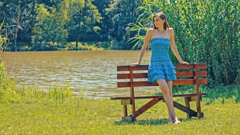 湖边美女人物图片