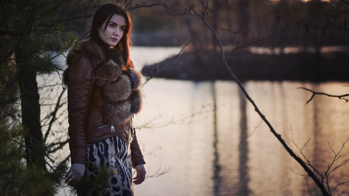 湖边美女人物图片