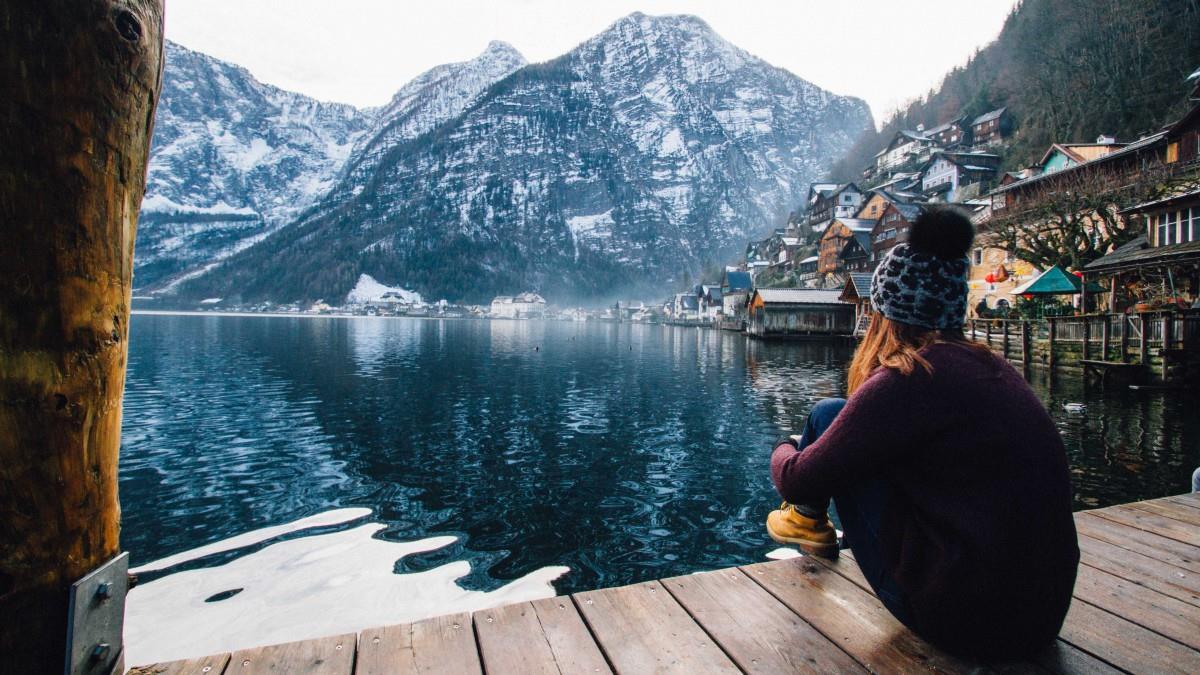 湖边美女人物图片