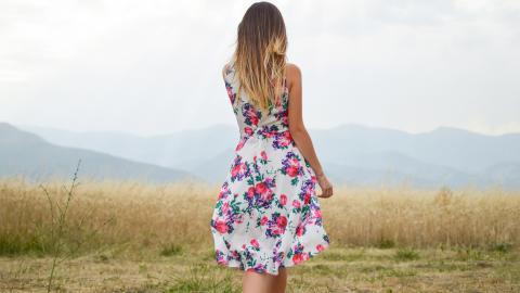 穿裙子的女性美女高清图片