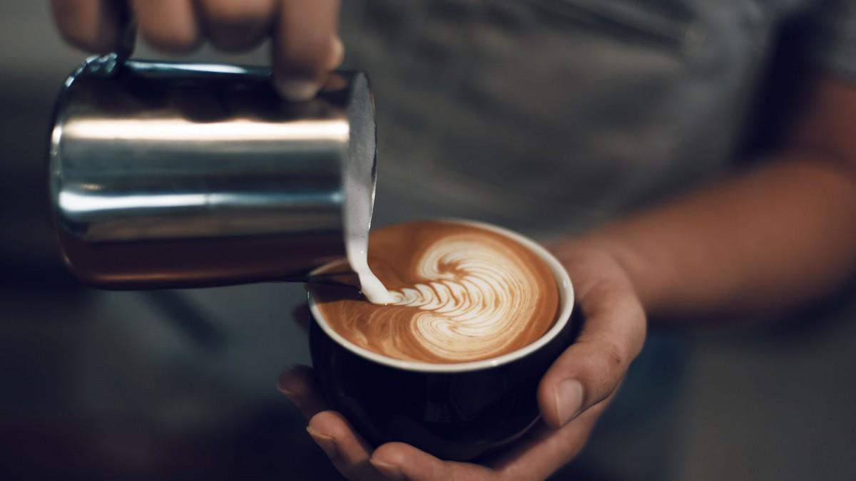 美味的咖啡和咖啡豆图片