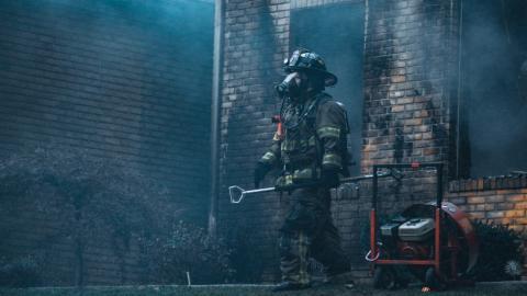 救火英雄消防员图片