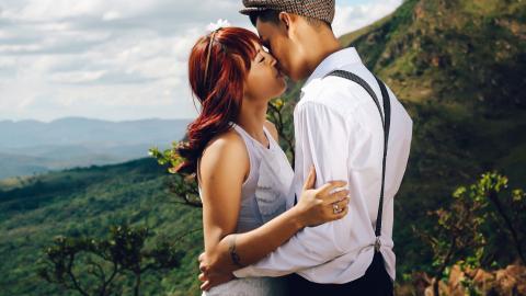 男女亲嘴接吻图片