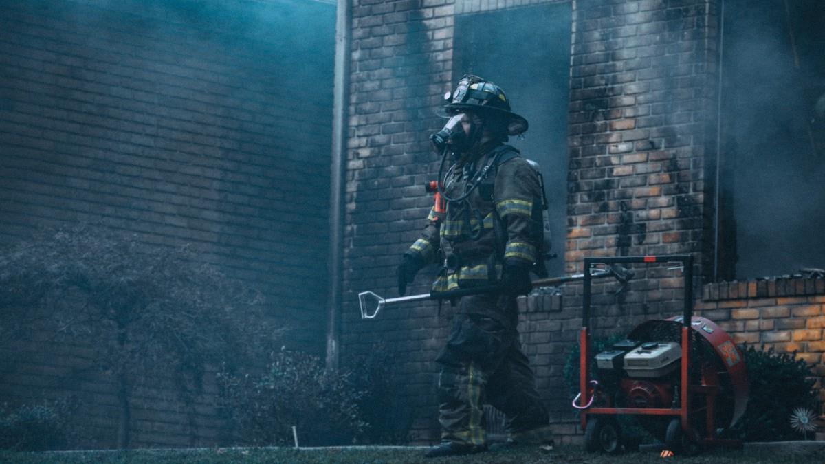 救火英雄消防员图片