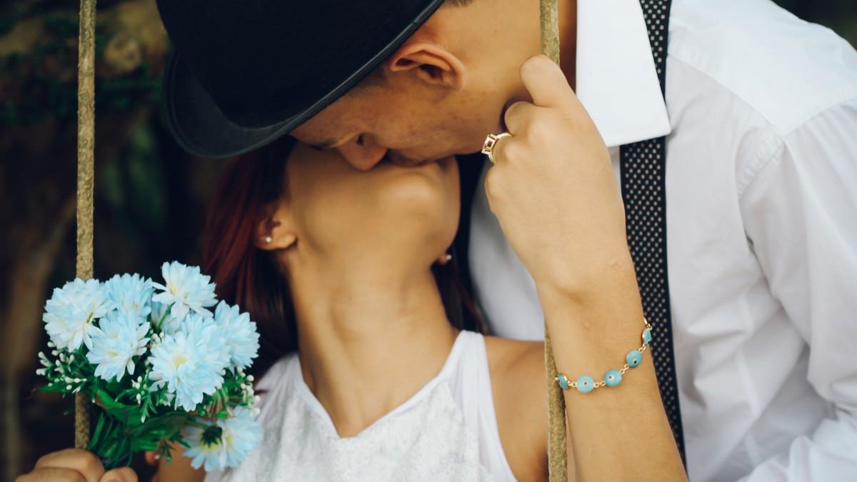 男女亲嘴接吻图片