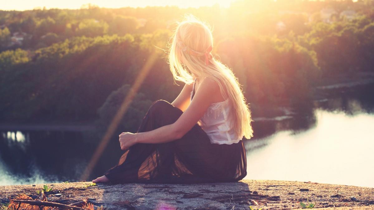 逆光下的美女摄影图片