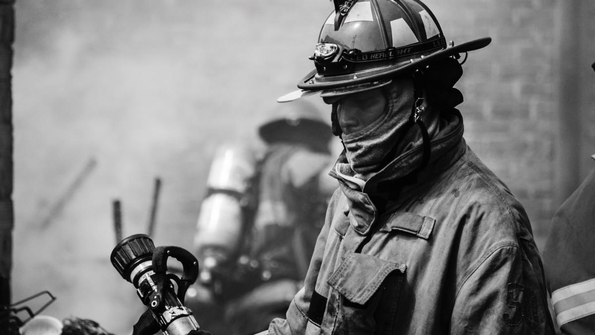 救火英雄消防员图片