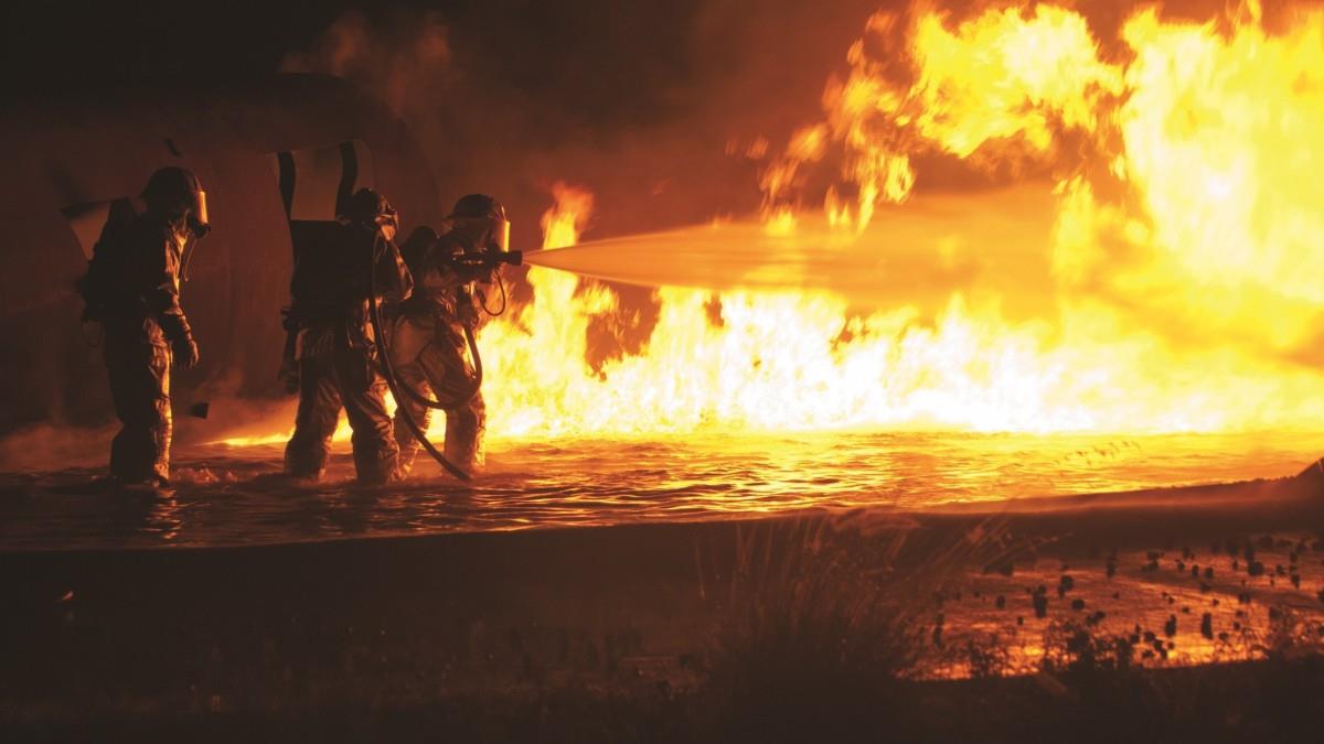 救火英雄消防员图片