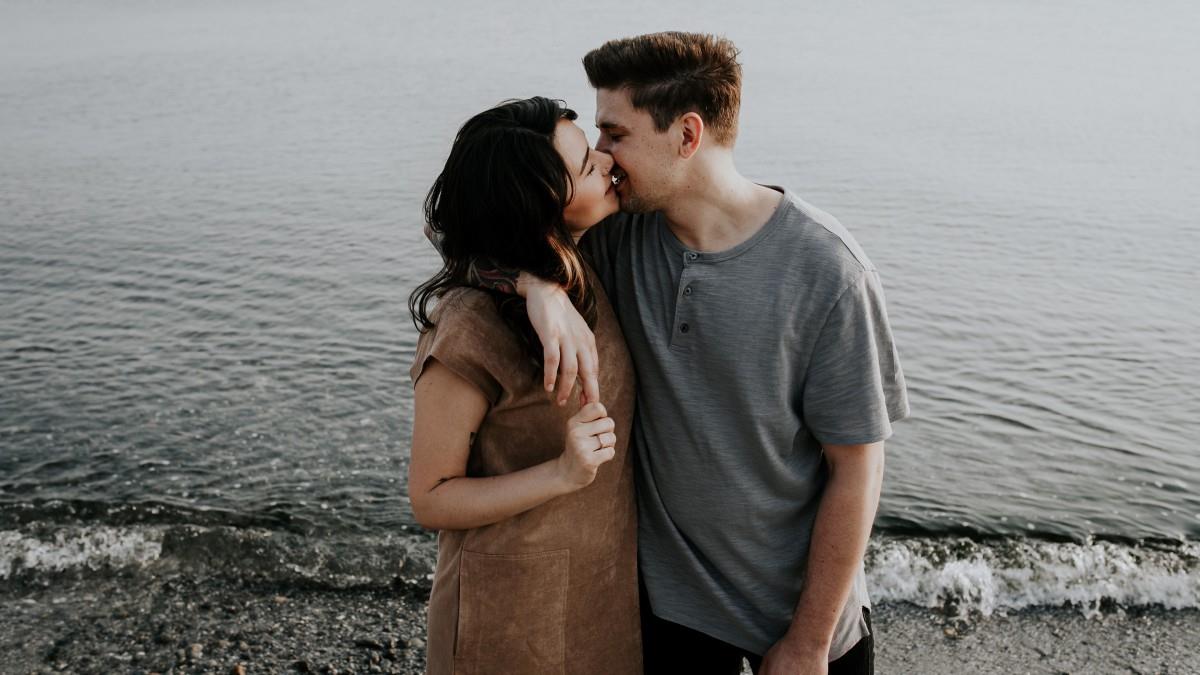 男女亲嘴接吻图片