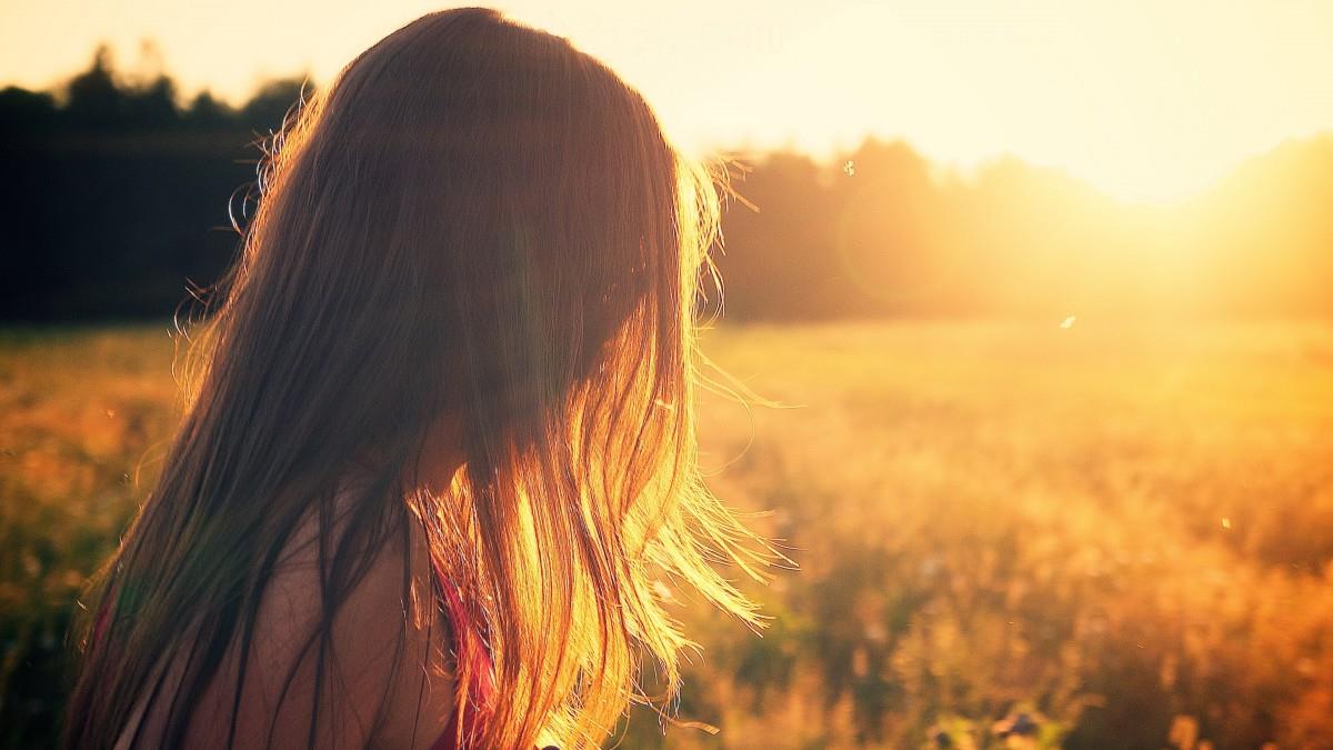 逆光下的美女摄影图片