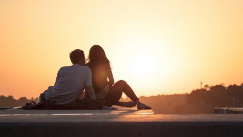 甜蜜情侣背影图片